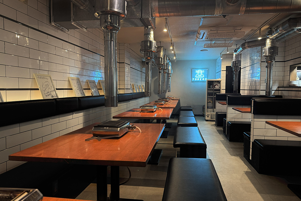 タイルを基調としたスタイリッシュな店内